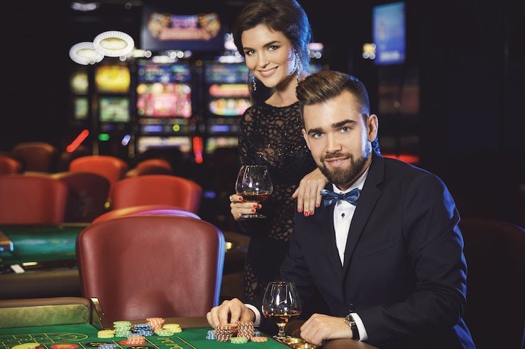 Dealer live casino yang profesional dalam permainan blackjack dengan visual tajam